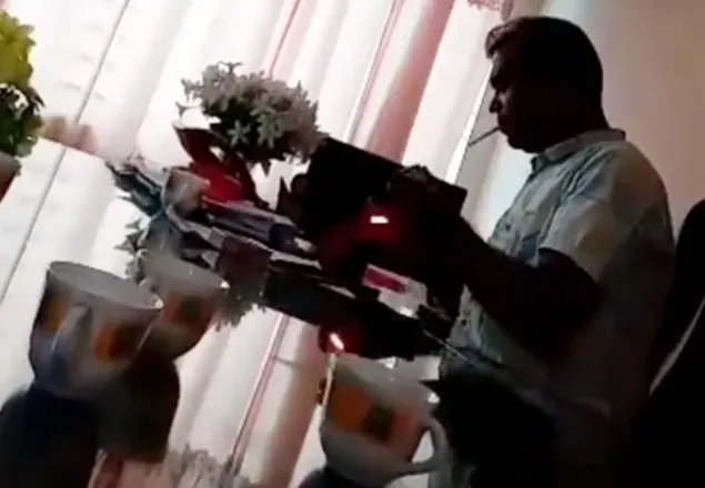অফিসে বসেই ধূমপান করেন সুন্দরগঞ্জের পিআইও!