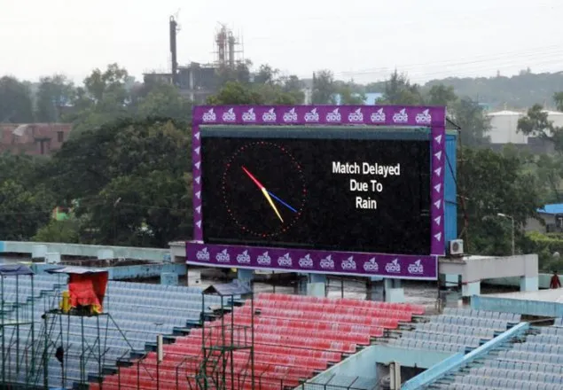 বৃষ্টিতে খেলা শুরু হতে দেরি
