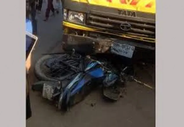 খুলনায় ট্রাক-মোটরসাইকেল সংঘর্ষে ব্যাংক কর্মকর্তা নিহত