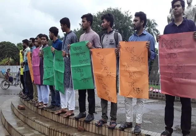 শিক্ষার্থীরা ‘চিরকুট ভিসি’ আখ্যা দিলেন আখতারুজ্জামানকে