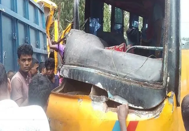 হাতীবান্ধায় বাস-ট্রাকের সংঘর্ষে নিহত চালক, আহত ২৫ যাত্রী