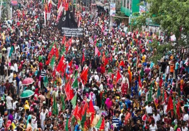 ঢাকায় তাজিয়া মিছিলে হাজারো মানুষের ঢল