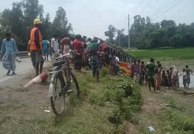 গাইবান্ধায় নিয়ন্ত্রণ হারিয়ে বাস খাদে, আহত ১৫