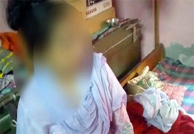 বিয়ের দাবিতে ছাত্রলীগ নেতার বাড়িতে ধর্ষিতা তরুনীর অনশন