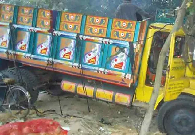 দাঁড়িয়ে থাকা ট্রাককে আরেক ট্রাকের ধাক্কা, নিহত ৩