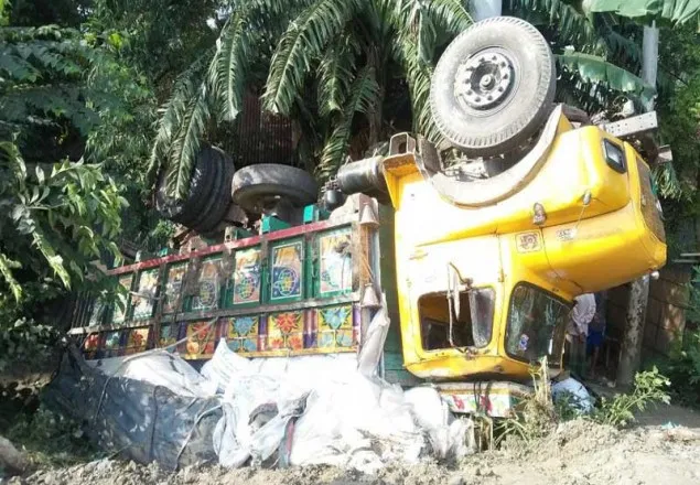 টাঙ্গাইলে ট্রাক উল্টে হেলপার নিহত, চালক আটক