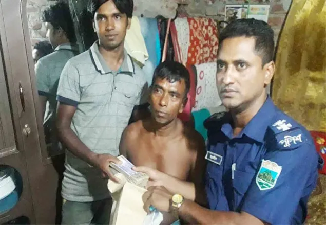 তিন লাখ টাকা পেয়েও ফিরিয়ে দিলেন রিকশাচালক