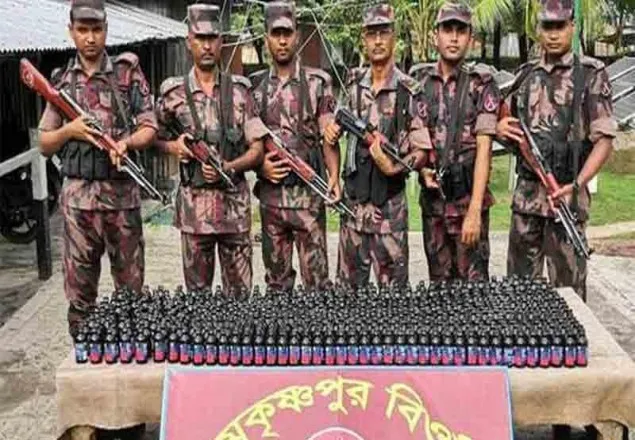 দৌলতপুরে ৫৭০ বোতল ফেনসিডিল উদ্ধার