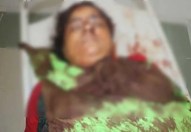 নওগাঁয় প্রকাশ্যে গৃহবধূকে কুপিয়ে হত্যা