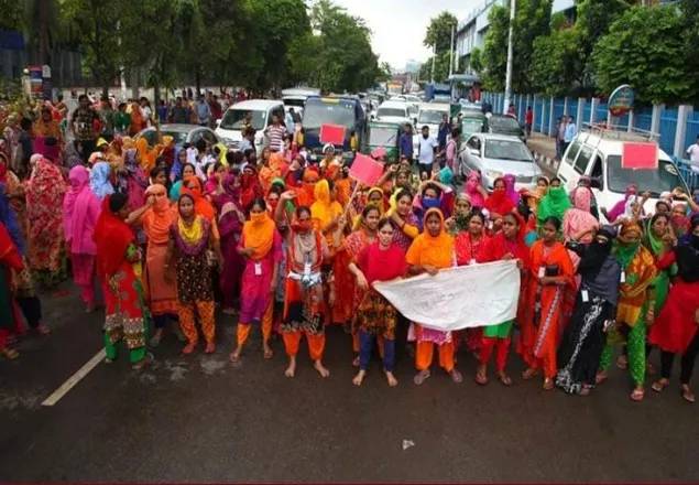 বেতনের দাবিতে রাজধানীর ৭ রাস্তা অবরোধ