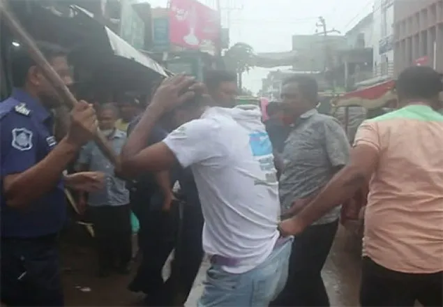 সারা দেশে বিএনপির মানববন্ধনে পুলিশের বাধা, জয়পুরহাটে লাঠিচার্জ