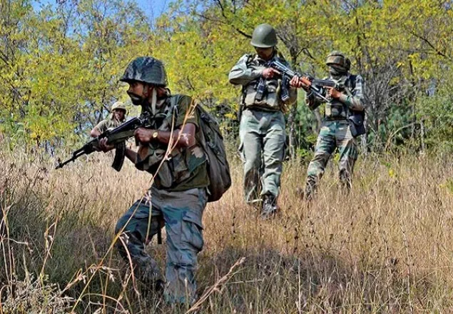 কাশ্মীর সীমান্তে ফের গোলাগুলি, নিহত ১
