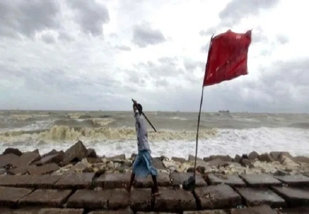 সারাদেশে থেমে থেমে বৃষ্টি, বন্দরে ৩ নম্বর সংকেত