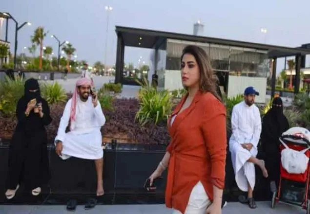 বোরকা ছেড়ে পশ্চিমা পোশাকে সৌদি নারী