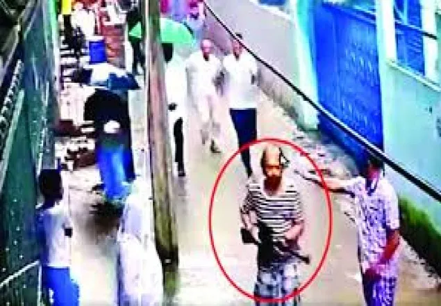 কুকুর নিয়ে অভিযোগ করায় এয়ারগান হাতে ধাওয়া!