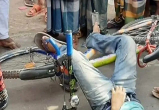 ভোলায় বাসচাপায় স্কুলছাত্রের মৃত্যু, সড়ক অবরোধ