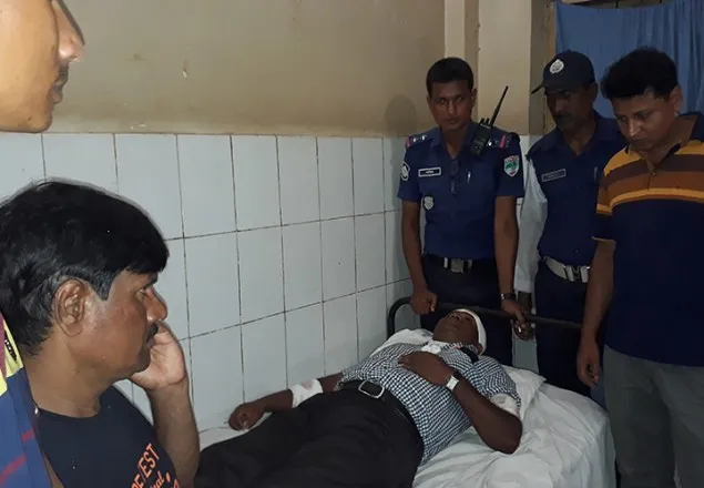 ট্রাফিক পুলিশকে পিটিয়ে আহত করলেন সাবেক ছাত্রলীগ নেতা  