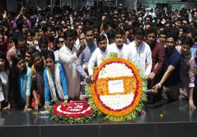বঙ্গবন্ধুর প্রতিকৃতিতে ছাত্রলীগের নতুন কমিটির শ্রদ্ধা