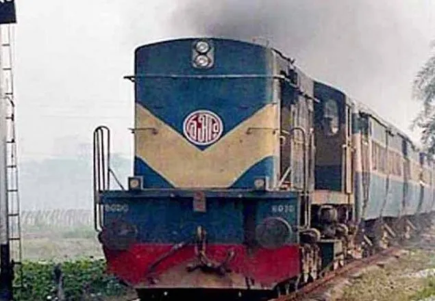 মেয়েকে নিয়ে ট্রেনের নিচে ঝাঁপ দিলেন মা