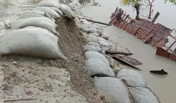 গৈয়াতলা বেড়িবাঁধে আবারও ভাঙন: আতঙ্কে ১০ হাজার মানুষ