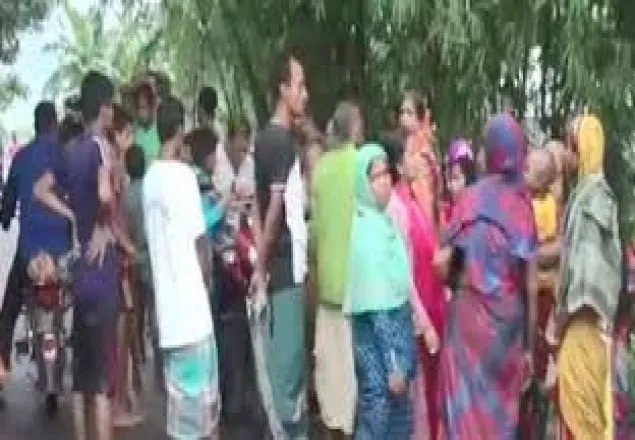 পুকুরে ভাসছে স্ত্রী, গাছে ঝুলছে স্বামীর লাশ