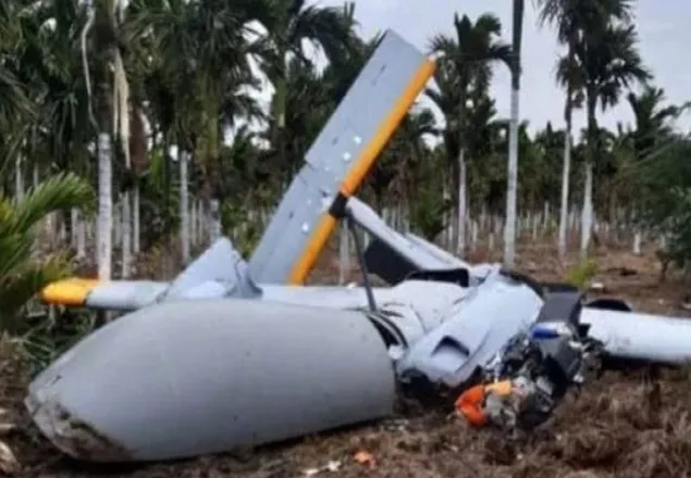 হঠাৎই খোলা মাঠে ভেঙ্গে পড়ল ভারতীয় সামরিক বিমান