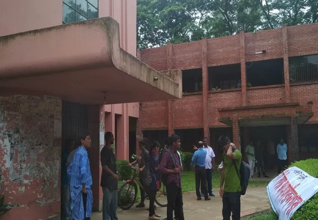 জাবিতে আন্দোলনকারী শিক্ষক-শিক্ষার্থীদের মোবাইলফোন বন্ধ
