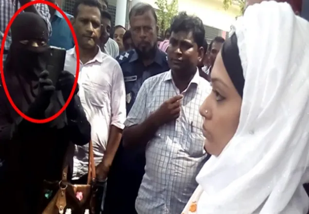 বোরকা পরিহিত মিন্নির ছবি তোলা মানুষটি কে?