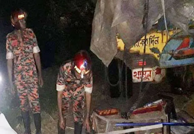 গোপালগঞ্জে সড়কে প্রাণ গেল এসআইসহ ৪ জনের