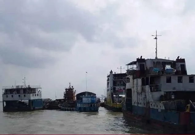 শিমুলিয়ায় ফেরি চলাচল বন্ধ, অপেক্ষায় চার শতাধিক যান