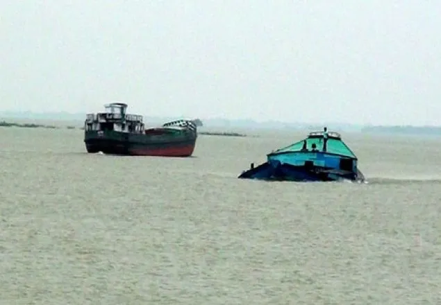 পদ্মায় ৭ হাজার ২৮০ বস্তা সিমেন্ট বোঝাই বলগেট ডুবি 