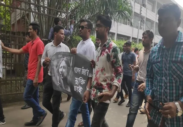 খালেদা জিয়ার মুক্তির দাবিতে ঢাবিতে ছাত্রদলের মিছিল