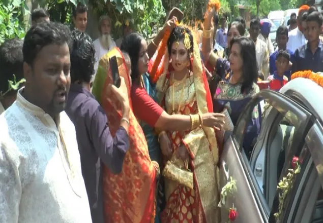 বিয়ে করে বরকে নিয়ে বাড়ি ফিরলেন খুশি