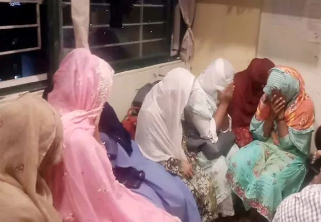 গুলশানে স্পা সেন্টারে অভিযান, ১৬ নারীসহ আটক ১৯