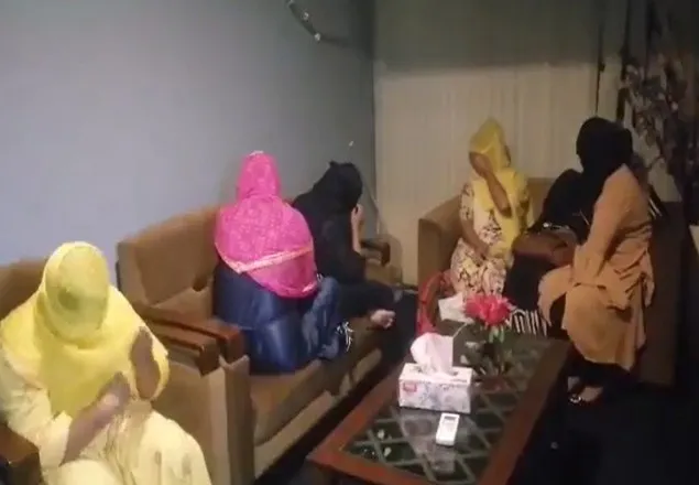 তিন ‘স্পা’ সেন্টারে অবৈধ দেহ ব্যবসা