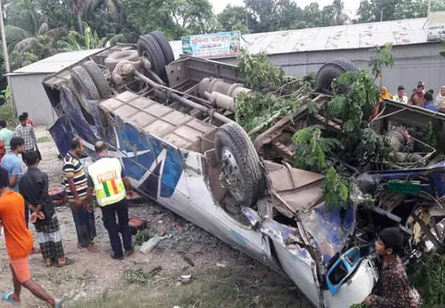 ধামরাইয়ে বাস উল্টে পথচারী নিহত, আহত ৪০