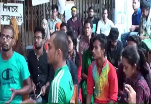 'ভিসির পদত্যাগের আগ পর্যন্ত ঘরে ফিরব না'