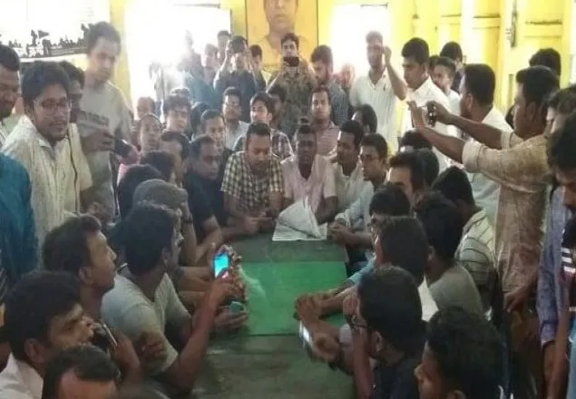 হামলার একদিন পর আবারো মধুর ক্যান্টিনে ছাত্রদলের অবস্থান