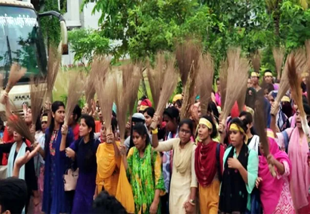 ভিসি নাসিরের বিরুদ্ধে শিক্ষার্থীদের ঝাড়ু মিছিল