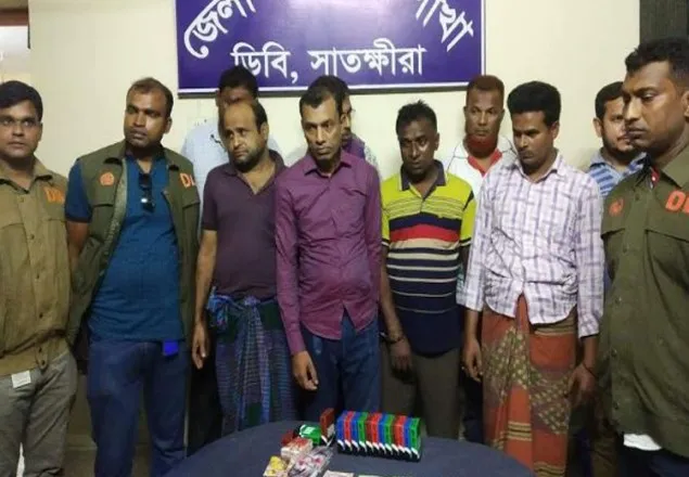 সাতক্ষীরায় আ.লীগ নেতার বাড়ি থেকে ৯ জুয়াড়ি আটক