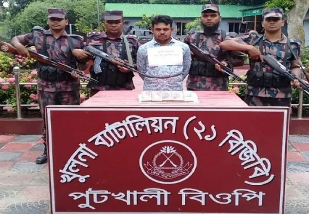 সীমান্তে হুন্ডির টাকাসহ আটক ১