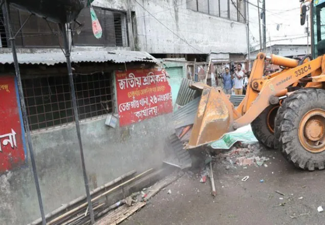  শ্রমিক লীগের কার্যালয় গুঁড়িয়ে দিল ডিএনসিসি