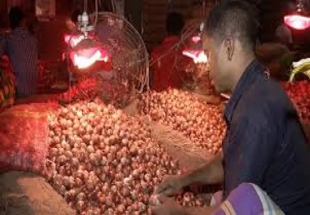  এক রাতে পেঁয়াজের ঝাল ১০০ ছাড়ালো
