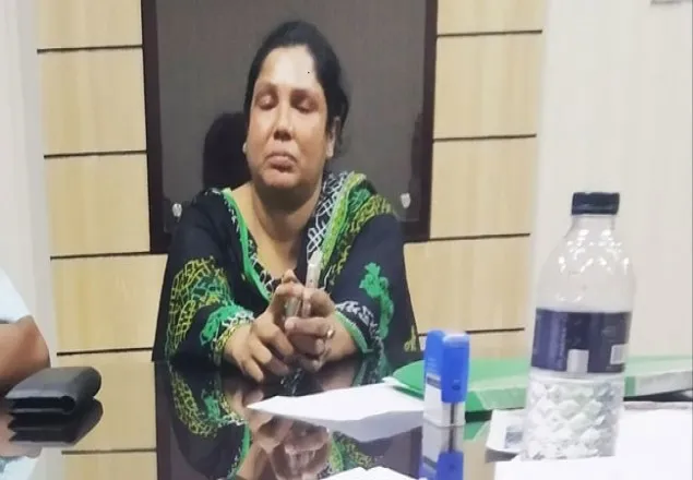 ম্যাজিস্ট্রেটের কাছে চাঁদা দাবিকারী নারী প্রতারক আটক