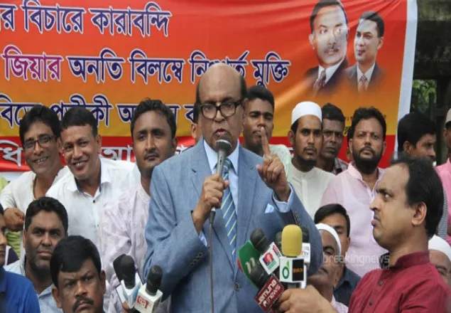 সরকার দোদুল্যমান, ধাক্কা দিলেই পতন : খন্দকার মাহবুব