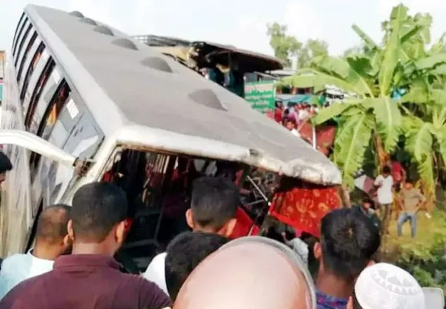 কুমিল্লায় ট্রাকের ধাক্কায় তিন বাস খাদে, স্কুল শিক্ষকসহ নিহত ৩ 
