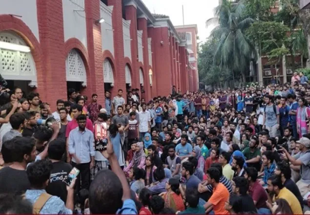 ৩৬ ঘণ্টা পর নিজ কার্যালয়ে বুয়েটের ভিসি, শিক্ষার্থীদের বিক্ষোভ  