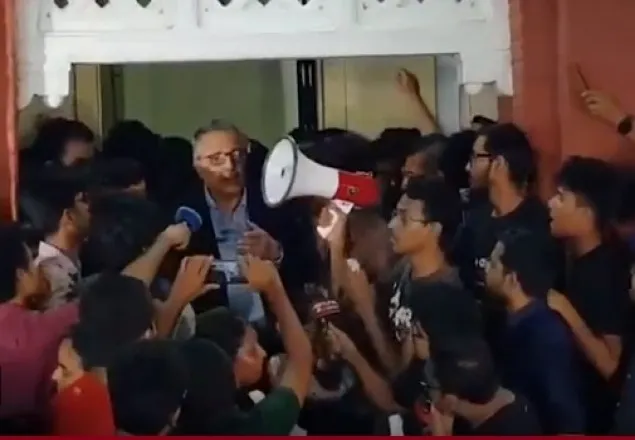 অবরুদ্ধ বুয়েটের ভিসি, ‘ভুয়া-ভুয়া’ স্লোগান 