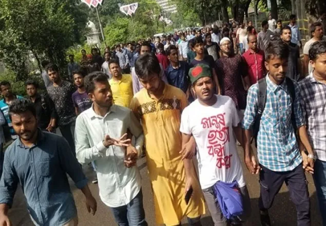 ‘দালালী না রাজপথ, রাজপথ রাজপথ’, স্লোগানে মুখরিত ঢাবি ক্যাম্পাস