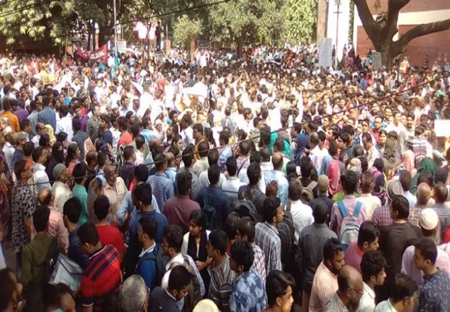 বু‌য়েট ভ‌র্তি পরীক্ষা : অভিভাবক‌দের মু‌খে মু‌খে আবরার 